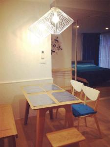 einen Esstisch mit 2 Stühlen und einer Lampe in der Unterkunft Baan San Kraam - Huahin in Cha-am