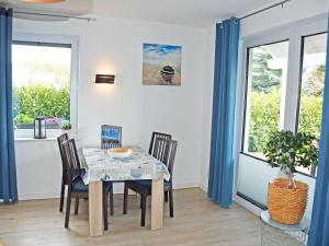 a dining room with a table and chairs and a window at Ferienwohnung Pia in Ostseebad Sellin
