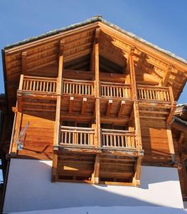a building made out of wooden logs at TETRAS Chalet de prestige, 12 personnes , Pieds des pistes in Vars