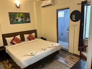 アグラにあるMaison Homestayのベッドルーム1室(ベッド1台、ウォークインシャワー付)