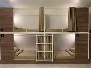 涛岛99 hostel的有三张双层床的房间