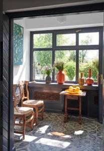 Habitación con ventana, mesa y sillas en Ceruzás ház, en Nagyrákos