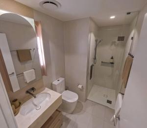 Koupelna v ubytování Level 46 Luxury Queens Wharf Apartment with Unblocked Southbank & River View + 35 fotografií