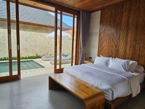 ヌサドゥアにあるLuxury 2 bedroom Villa, Nusa Dua, Baliの大きなベッドと木製の壁が備わるベッドルーム1室が備わります。 +23枚の写真