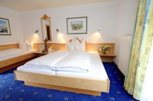 Postel nebo postele na pokoji v ubytování Hotel Garni Valülla