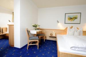 Postel nebo postele na pokoji v ubytování Hotel Garni Valülla