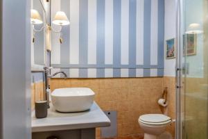 une salle de bain avec un lavabo et des toilettes dans l'établissement M G VETULONIA, à Vetulonia