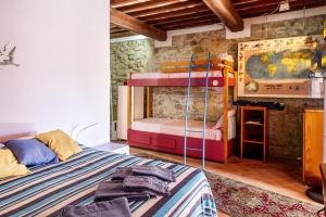 une chambre avec deux lits et un lit superposé dans l'établissement M G VETULONIA, à Vetulonia