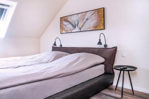 ein Schlafzimmer mit einem Bett und einem Bild an der Wand in der Unterkunft Ferienwohnung Chris in Haltern