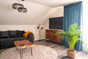 ein Wohnzimmer mit Sofa und Fernseher in der Unterkunft Ferienwohnung Chris in Haltern