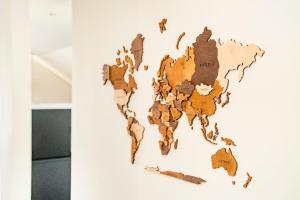eine Weltkarte an einer Wand in der Unterkunft Ferienwohnung Chris in Haltern