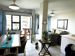 Χώρος καθιστικού στο 4 Umdloti Cabanas Triplex