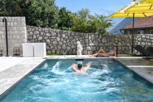 帕里斯特Santa Boka的一名男子在后院的游泳池里游泳