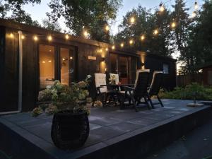 皮滕Meikever的带桌椅和灯的露台