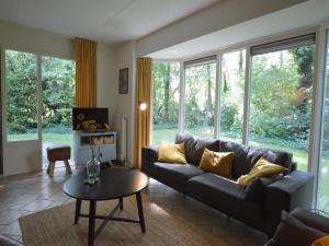 Χώρος καθιστικού στο Holiday Home near Lemelerberg Nature Reserve