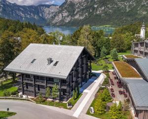una vista aérea de un edificio con lago y montañas en Vila Muhr, en Bohinj