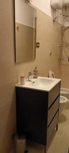 Marina PortoにあるLa Buganvilleaの洗面台、鏡、トイレ付きのバスルーム