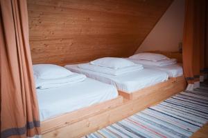 Giường trong phòng chung tại Zozo Hostel