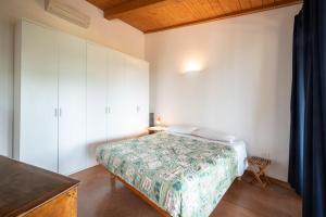 een slaapkamer met een bed in een kamer bij Il Torrino in Campiglia Marittima