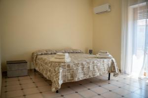 ein Schlafzimmer mit einem Bett mit Handtüchern darauf in der Unterkunft Sun House in Santa Maria del Cedro + 8 Fotos