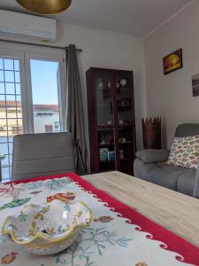 Un dormitorio con una cama con un tazón. en Edo apartment, en Marina di Cerveteri