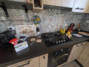 una cocina con estufa y encimera en Edo apartment, en Marina di Cerveteri