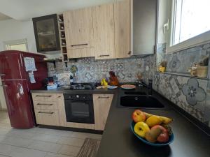 Una cocina con un bol de fruta en la encimera. en Edo apartment, en Marina di Cerveteri