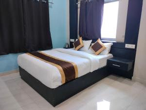 王舍城Hotel Infinity的一间卧室设有一张带蓝色墙壁和窗户的大床