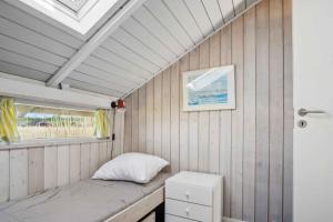 Postel nebo postele na pokoji v ubytování Cozy Summer House In Føns With Sea View + 25 fotografií