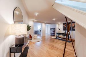 ブリュッセルにあるLuxury Penthouse with Panoramic Views 3BRのリビングルーム(階段、鏡付)