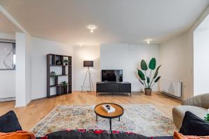 ブリュッセルにあるLuxury Penthouse with Panoramic Views 3BRのソファとテーブルのあるリビングルーム