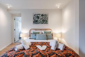 ブリュッセルにあるLuxury Penthouse with Panoramic Views 3BRのベッドルーム1室(大型ベッド1台、ハートピロー2つ付)