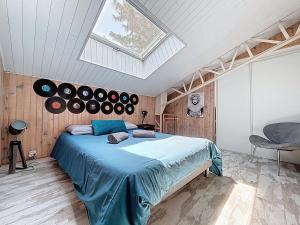 una camera con letto e lucernario di Superbe LOFT centre-ville - Sauna - parking privé -Clim- 1 à 10personnes a Brive-la-Gaillarde