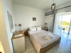 a bedroom with a bed and a table with a mirror at Sun&blue in (( Klonátika ))