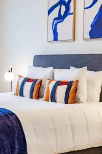 Ένα ή περισσότερα κρεβάτια σε δωμάτιο στο 2BR Apt Near NATO & EU