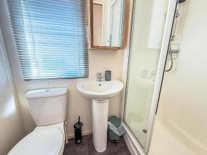 Ένα μπάνιο στο Homely 6 Berth Caravan At Belle Aire Holiday Park Ref 00044Ba +15 φωτογραφίες