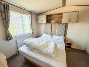 Ένα ή περισσότερα κρεβάτια σε δωμάτιο στο Homely 6 Berth Caravan At Belle Aire Holiday Park Ref 00044Ba