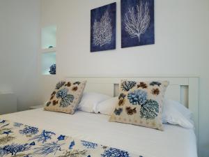 Ένα ή περισσότερα κρεβάτια σε δωμάτιο στο Giù alla Marina