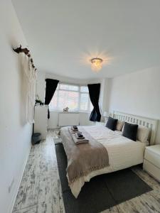a bedroom with a large bed and a couch at Peaceful location with FREE parking for 2 cars - hosts up to 4- business or leisure stays, inc hot-tub-Netflix-complimentary breakfast in Southampton