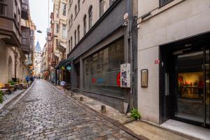 une rue pavée au cœur d'une ville dans l'établissement Galata 21, à Istanbul