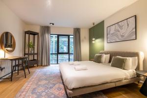 une chambre avec un grand lit et une table dans l'établissement Galata 21, à Istanbul