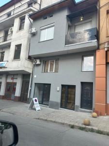 un edificio con un cartel de venta delante de él en Best places, en Petrich 3 fotos más
