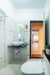 un bagno con lavandino e WC di Star Ashiyana Near Airport 2bhk Spacious Flat a Kolhapur