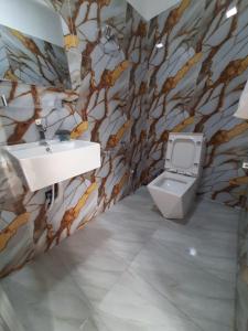 DikoyaにあるGolden Waters Stay&Dineの洗面台とトイレ付きのバスルーム