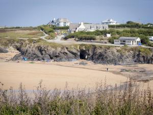 vistas a una playa con casas en un acantilado en YHA Treyarnon Bay, en Padstow