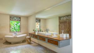 un baño con bañera y lavabo en LePalms villa, 2min Beach, 10min Atlas,Finns Club, en Canggu 16 fotos más