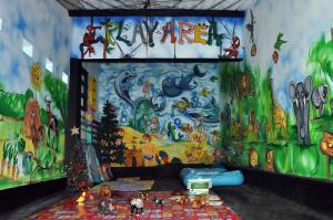 une chambre avec un tableau sur le mur dans l'établissement Sunny Boutique Villa, à Tangalle