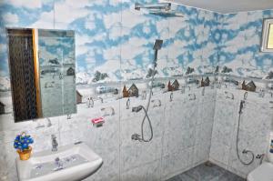 une salle de bain avec douche et lavabo dans l'établissement Sunny Boutique Villa, à Tangalle 48 autres photos