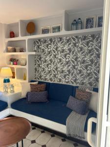 a blue couch in a room with a wall at TC Bungalow Melocotones 15 in Maspalomas