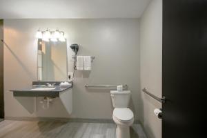 une salle de bain avec toilettes, lavabo et miroir dans l'établissement Hotel Arthur by OYO Glenwood Hwy 34, à Glenwood 35 autres photos